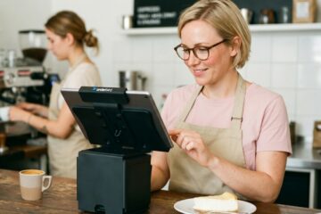 Gastronom bedient iPad-Kassensystem auf dem Tresen – Kaufberatung für Kassensysteme in der Gastronomie