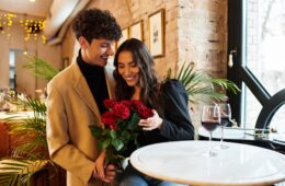 junges paar am valentinstag im restauramt