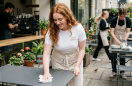 Gastronom richtet Terrassentische ein – Vorbereitung auf den Saisonstart im Frühling