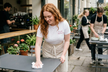 Gastronom richtet Terrassentische ein – Vorbereitung auf den Saisonstart im Frühling