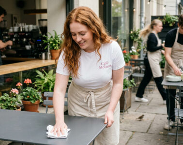 Gastronom richtet Terrassentische ein – Vorbereitung auf den Saisonstart im Frühling