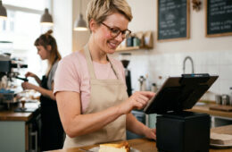 Modernes iPad-Kassensystem auf einem Tresen in einem Café