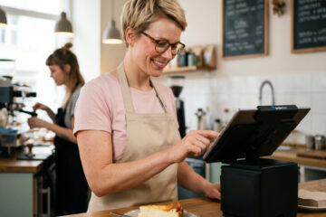 Modernes iPad-Kassensystem auf einem Tresen in einem Café