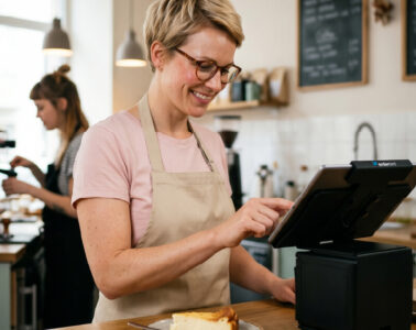 Modernes iPad-Kassensystem auf einem Tresen in einem Café