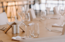 Gastronomietisch mit Gläsern